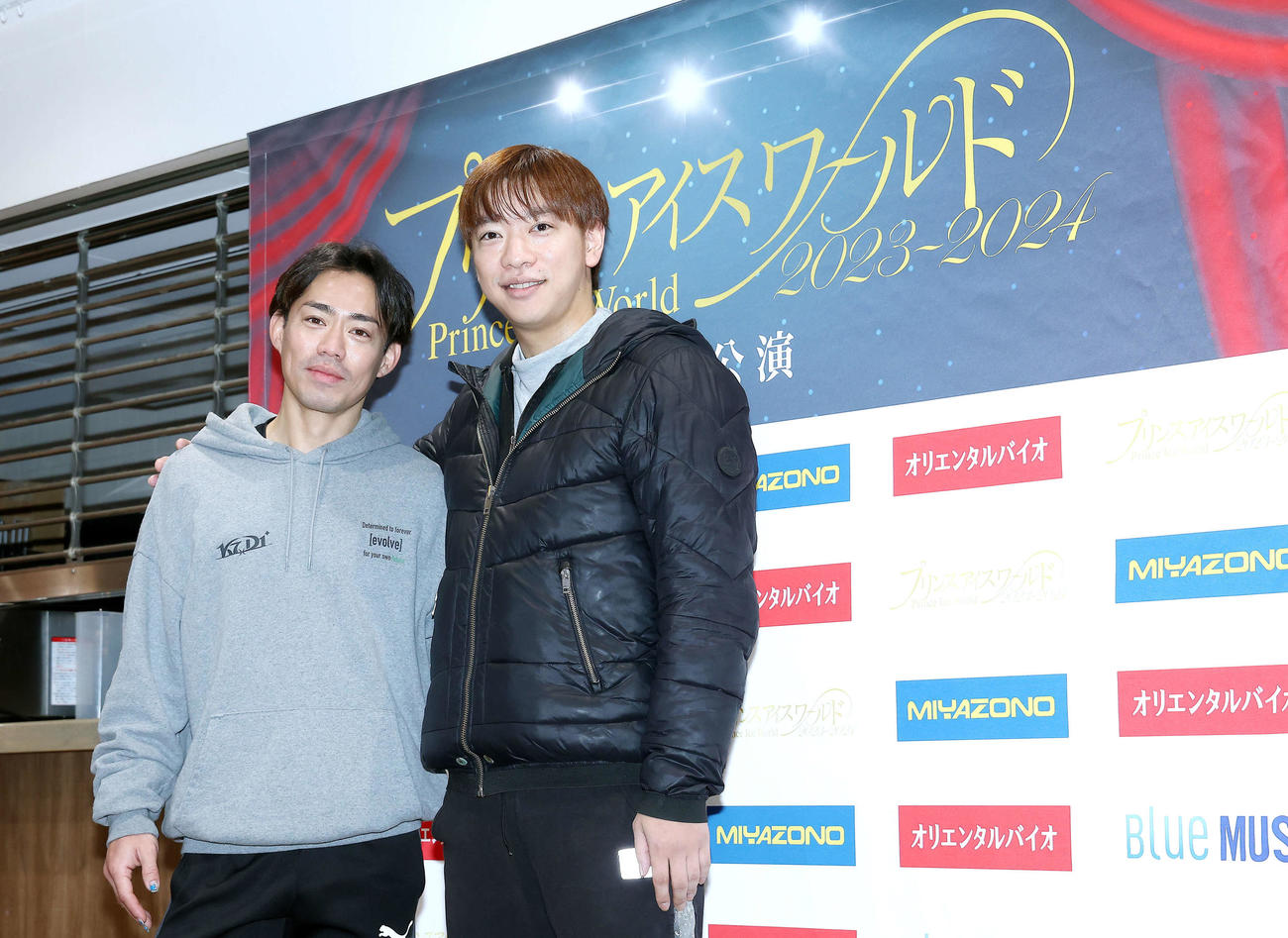 肩を組み写真に納まる高橋氏（左）と小林氏（撮影・河田真司）