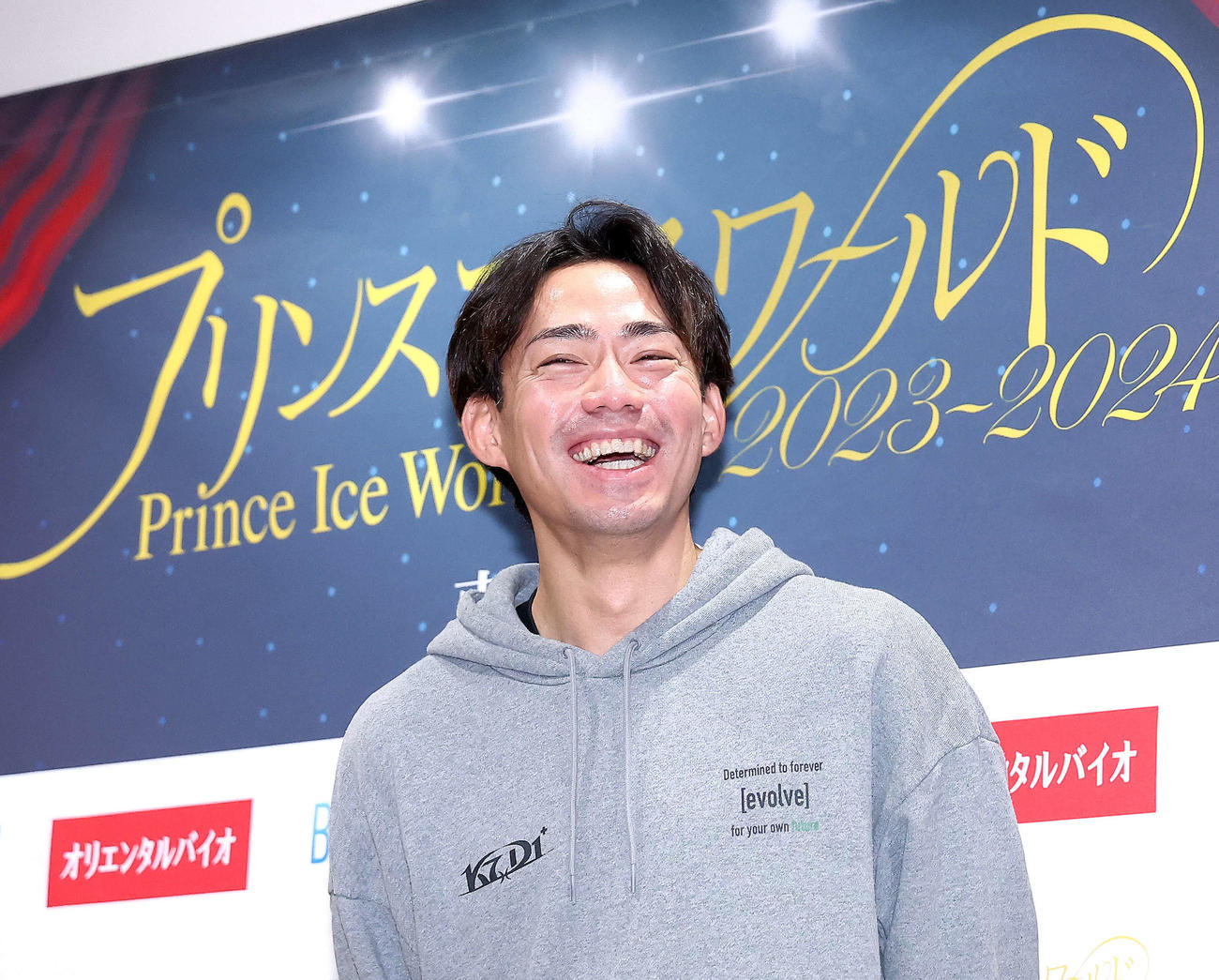 記者の質問に笑顔で答える高橋氏（撮影・河田真司）