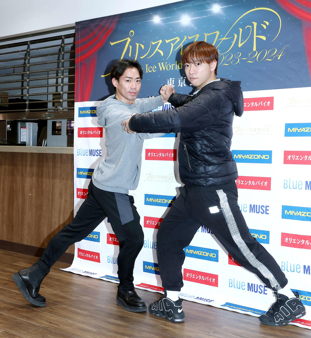 ポーズを決め写真に納まる高橋氏（左）と小林氏（撮影・河田真司）