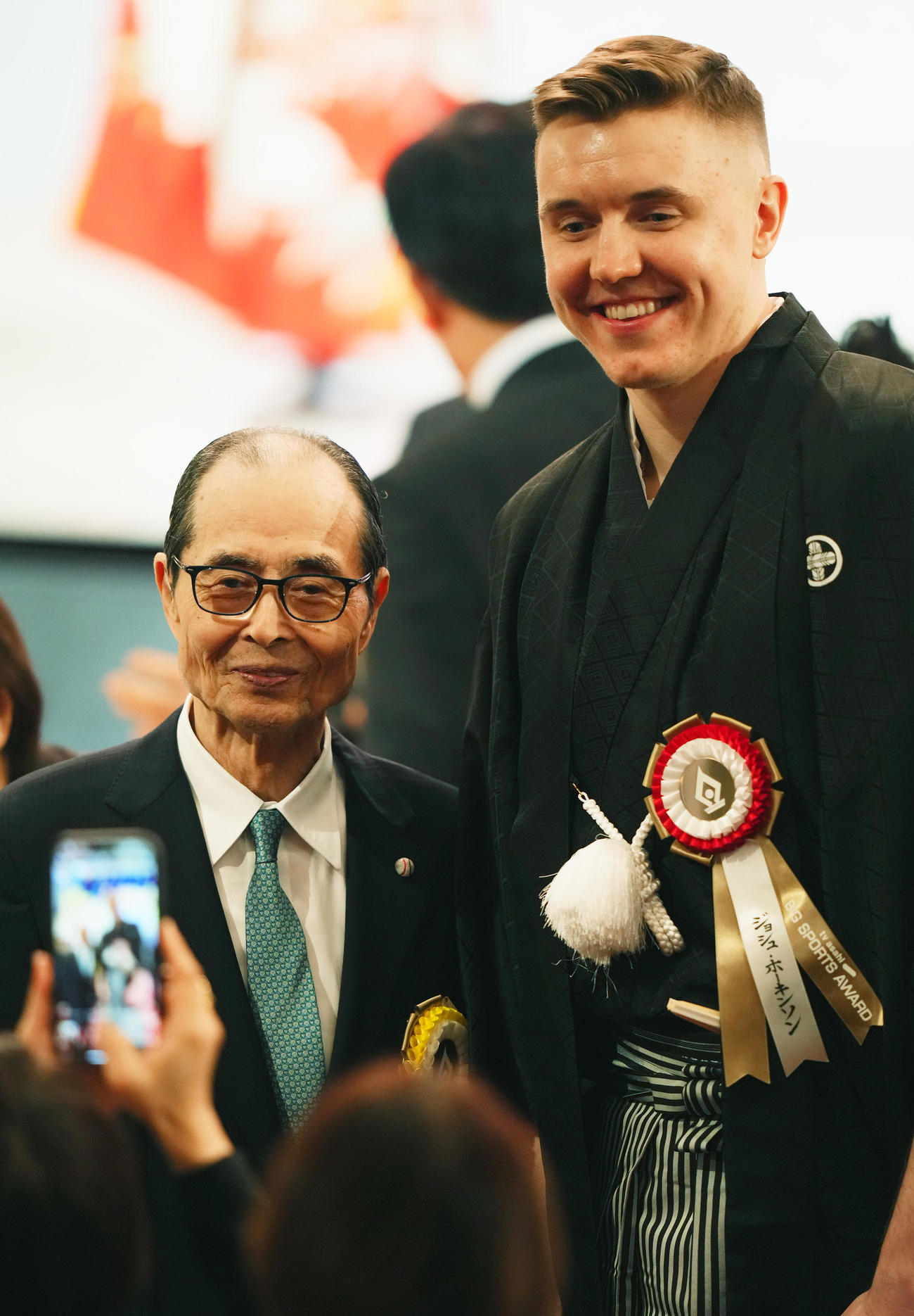 ソフトバンク王会長（左）と記念写真に納まるホーキンソン（撮影・菅敏）