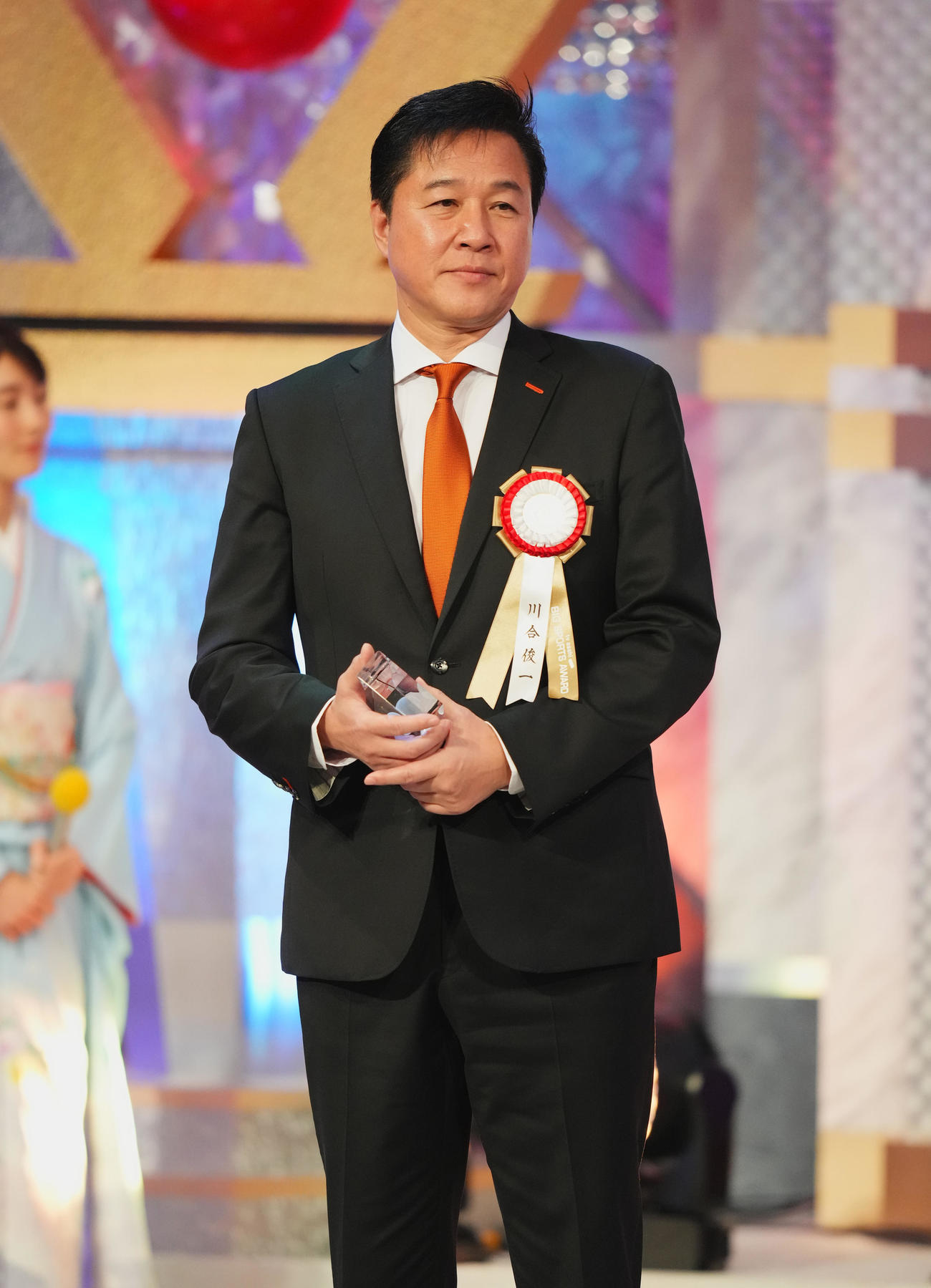 ビッグスポーツ貢献賞を受賞し、記念品を手にする川合会長（撮影・菅敏）
