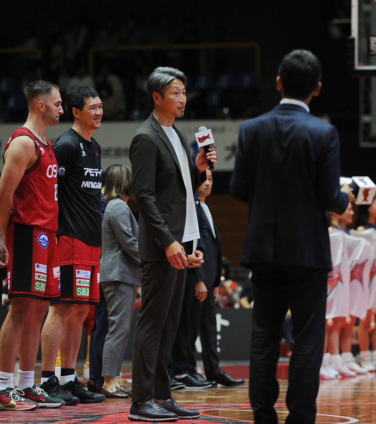第7節で勝利し、コート上でインタビューに答える三遠の大野監督（中央、昨年11月8日）
