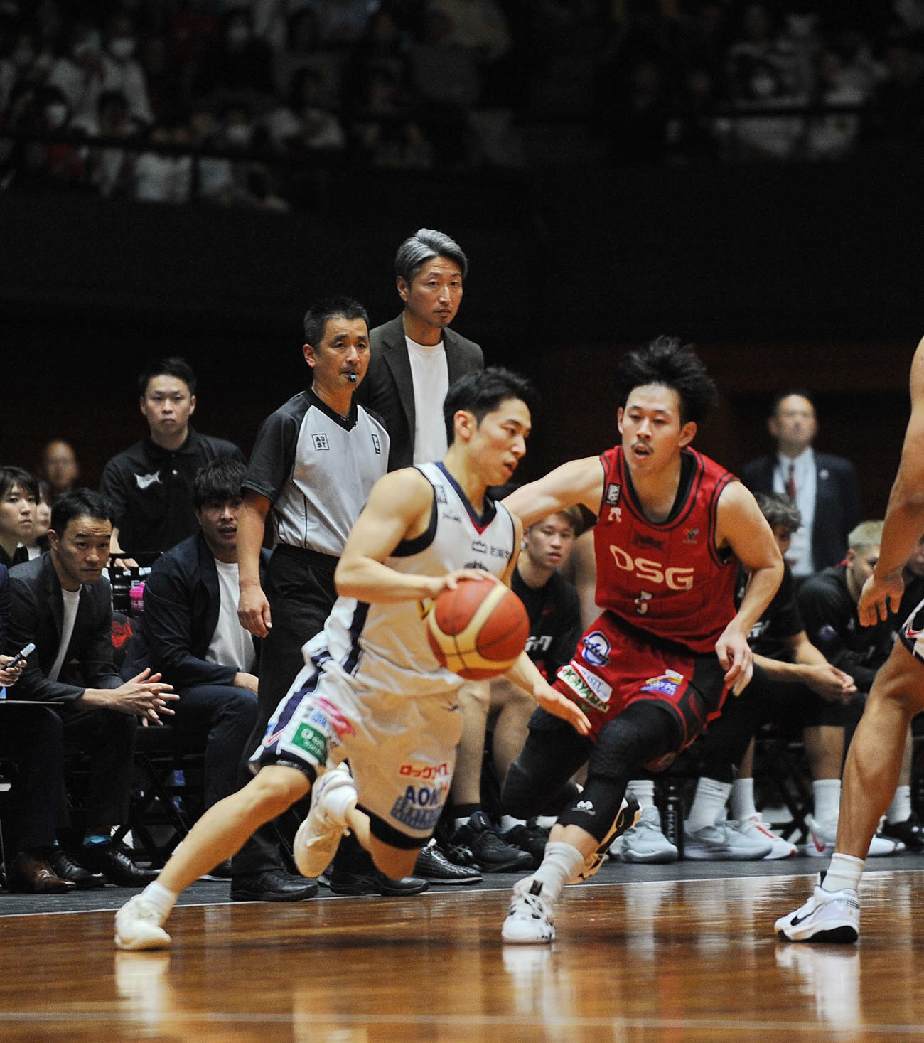 第7節で戦況を見守る三遠の大野監督（後方右、昨年11月8日）