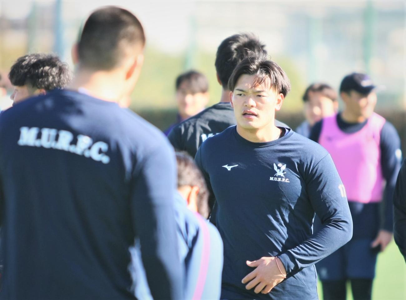 全国大学ラグビー選手権決勝の前日練習で真剣な表情を見せる明大・広瀬主将（右）