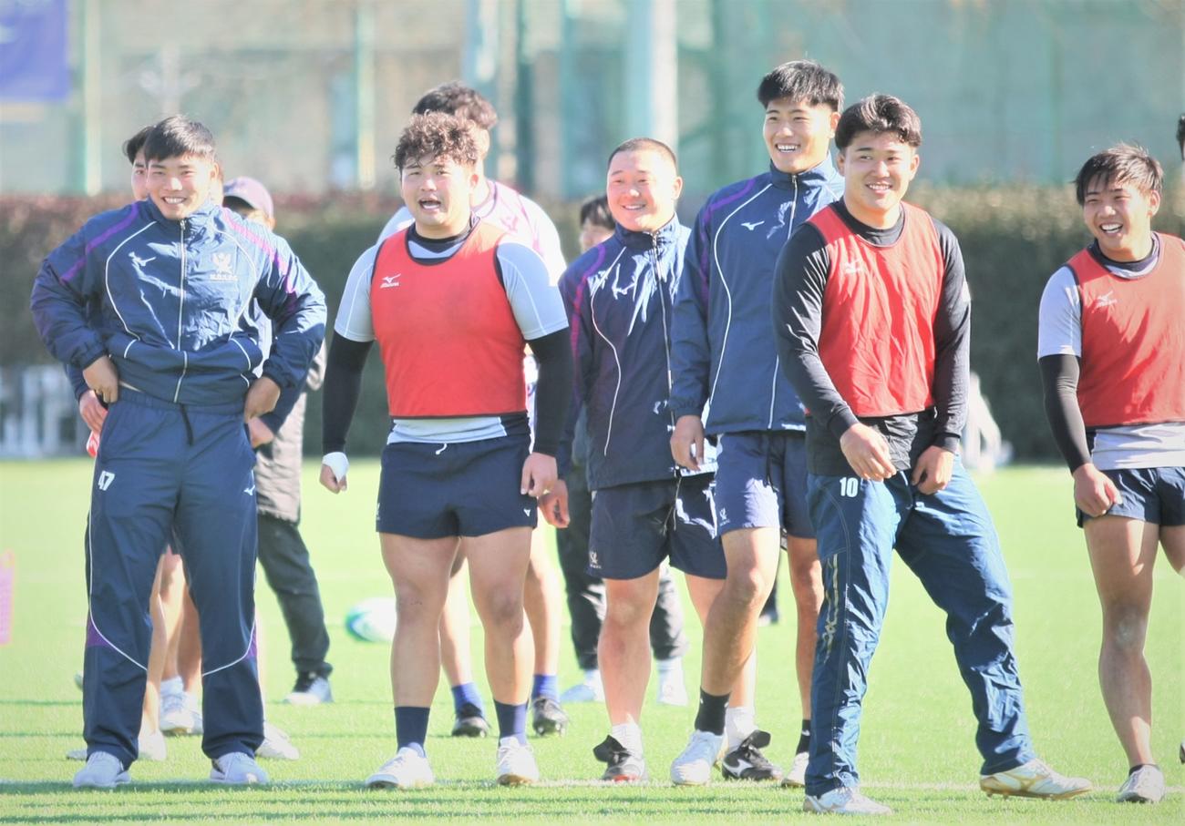 全国大学ラグビー選手権決勝の前日練習で明るい表情を浮かべる明大ラグビー部のメンバー