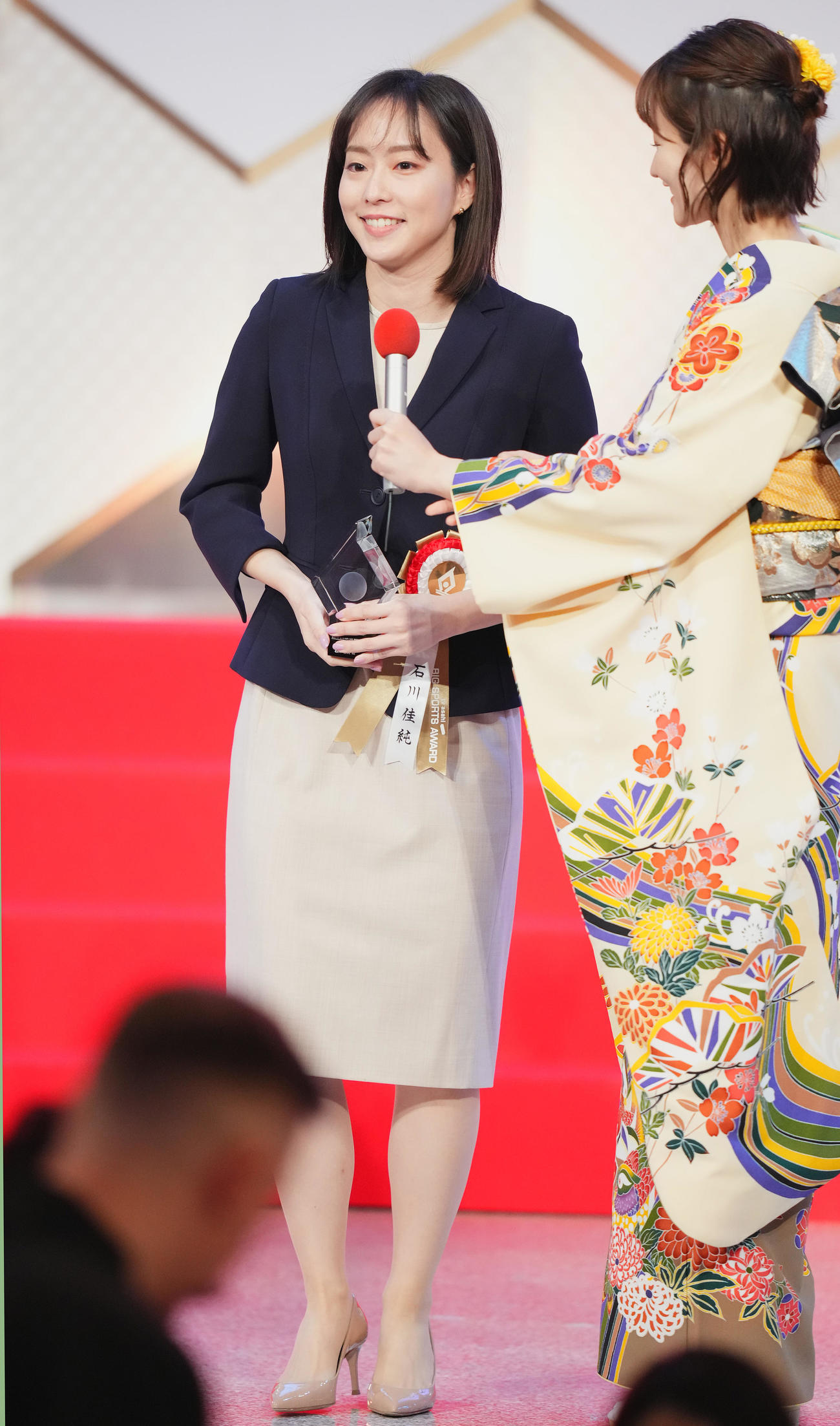 ビッグスポーツ賞特別功労賞を受賞し、心境を話す石川さん（左）（撮影・菅敏）