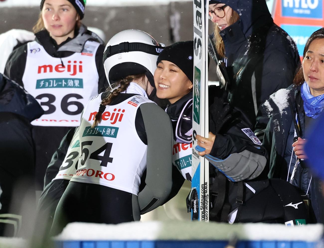 上位に入った選手とハグする高梨（撮影・黒川智章）