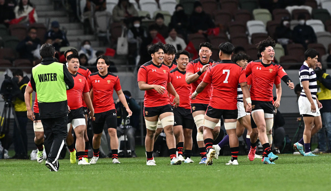 帝京大対明大　前半、先制のトライを決め喜ぶ帝京大の選手たち（撮影・滝沢徹郎）