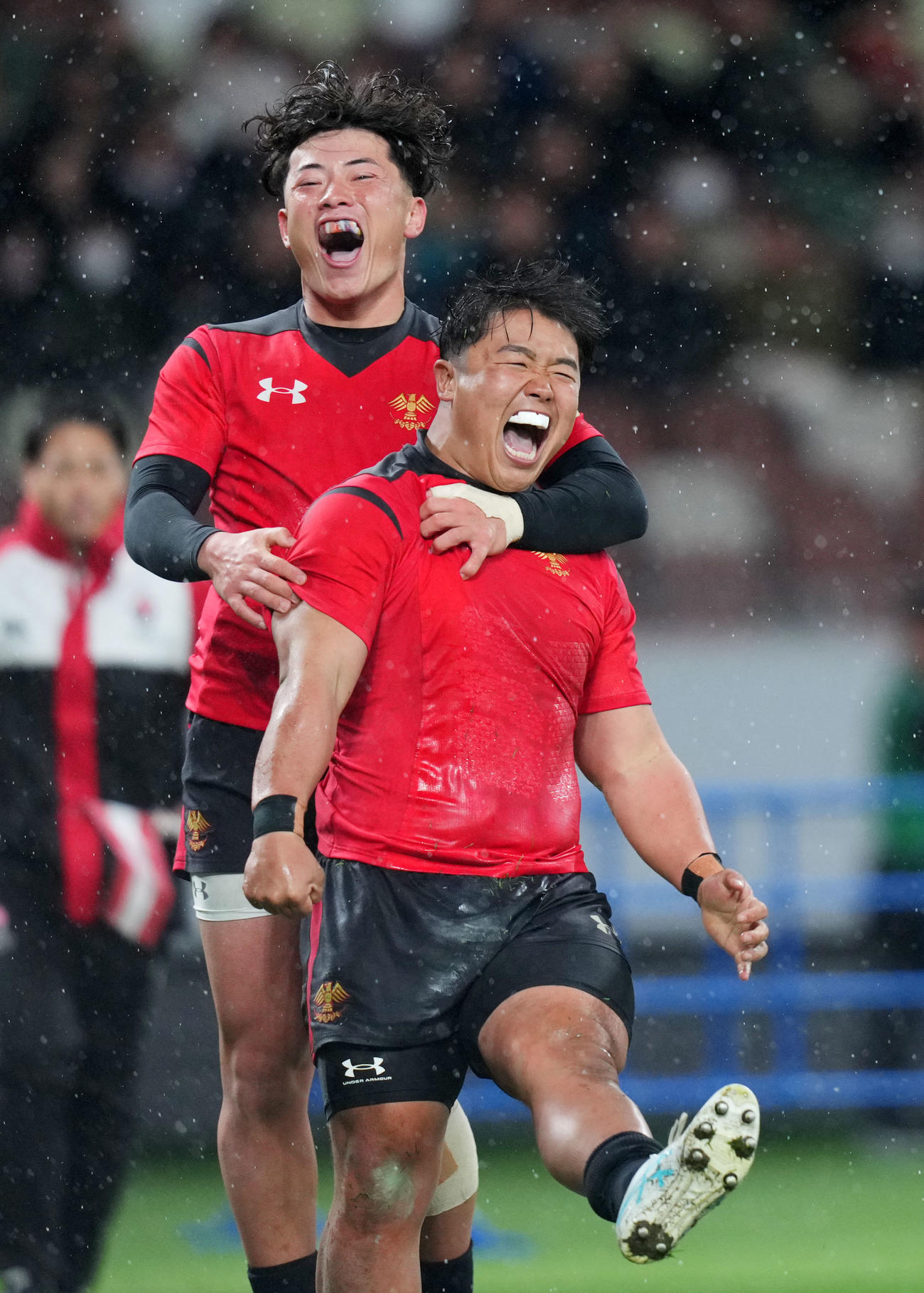 帝京大対明大　前半、トライを決め雄たけびを上げる帝京大フッカー江良（右）（撮影・横山健太）