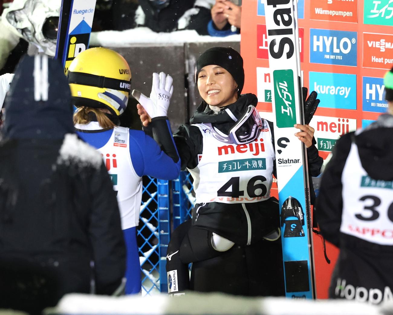 上位に入った選手とハイタッチする高梨（撮影・黒川智章）