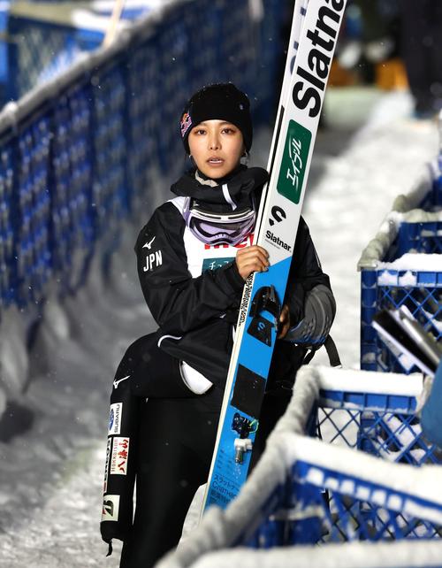ジャンプ】高梨沙羅W杯今季最高4位 機材遅れスロベニア選手にスキー