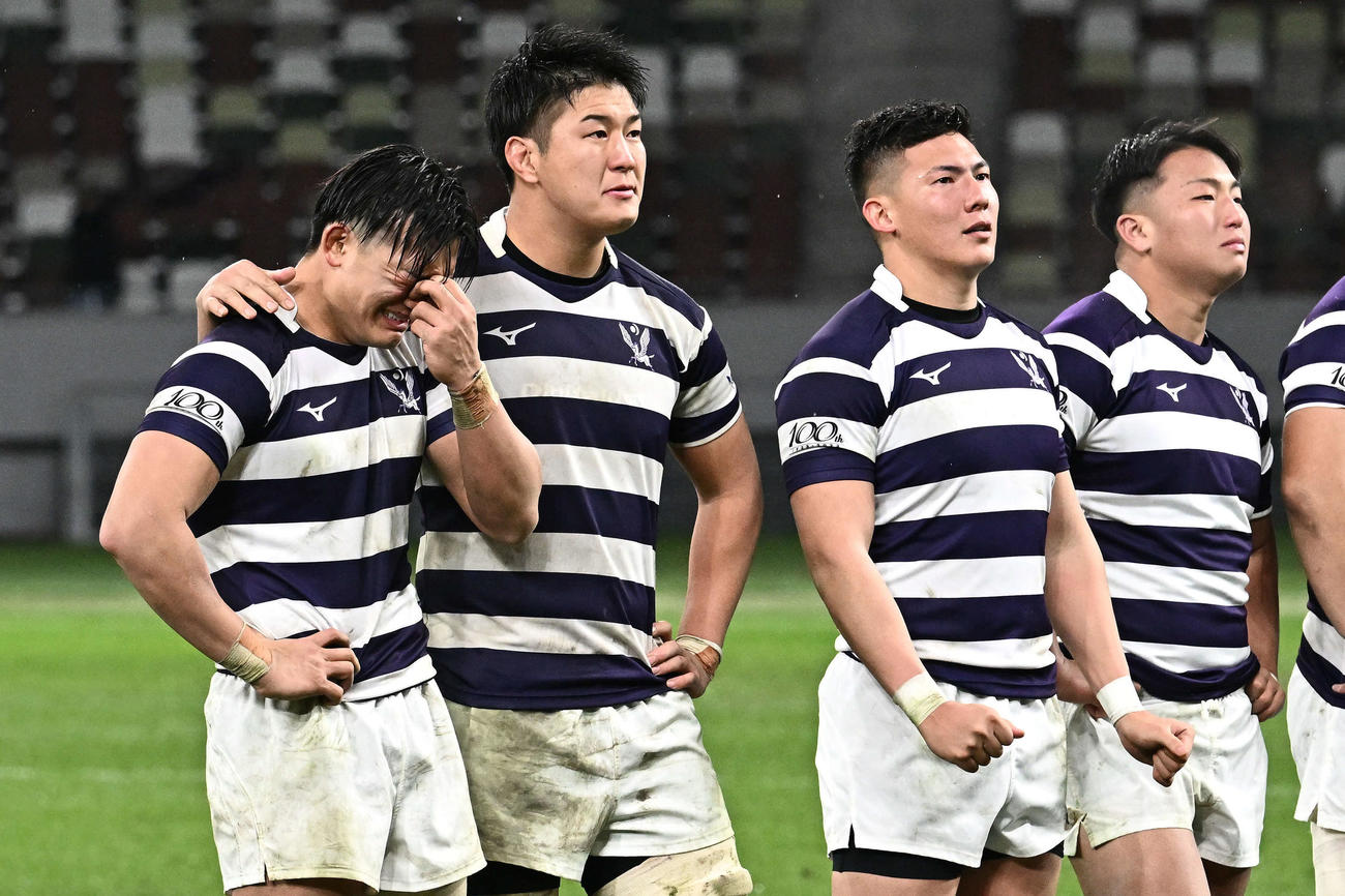 帝京大対明大　優勝を逃し悔し涙を流す明大CTB広瀬隆（左）（撮影・滝沢徹郎）