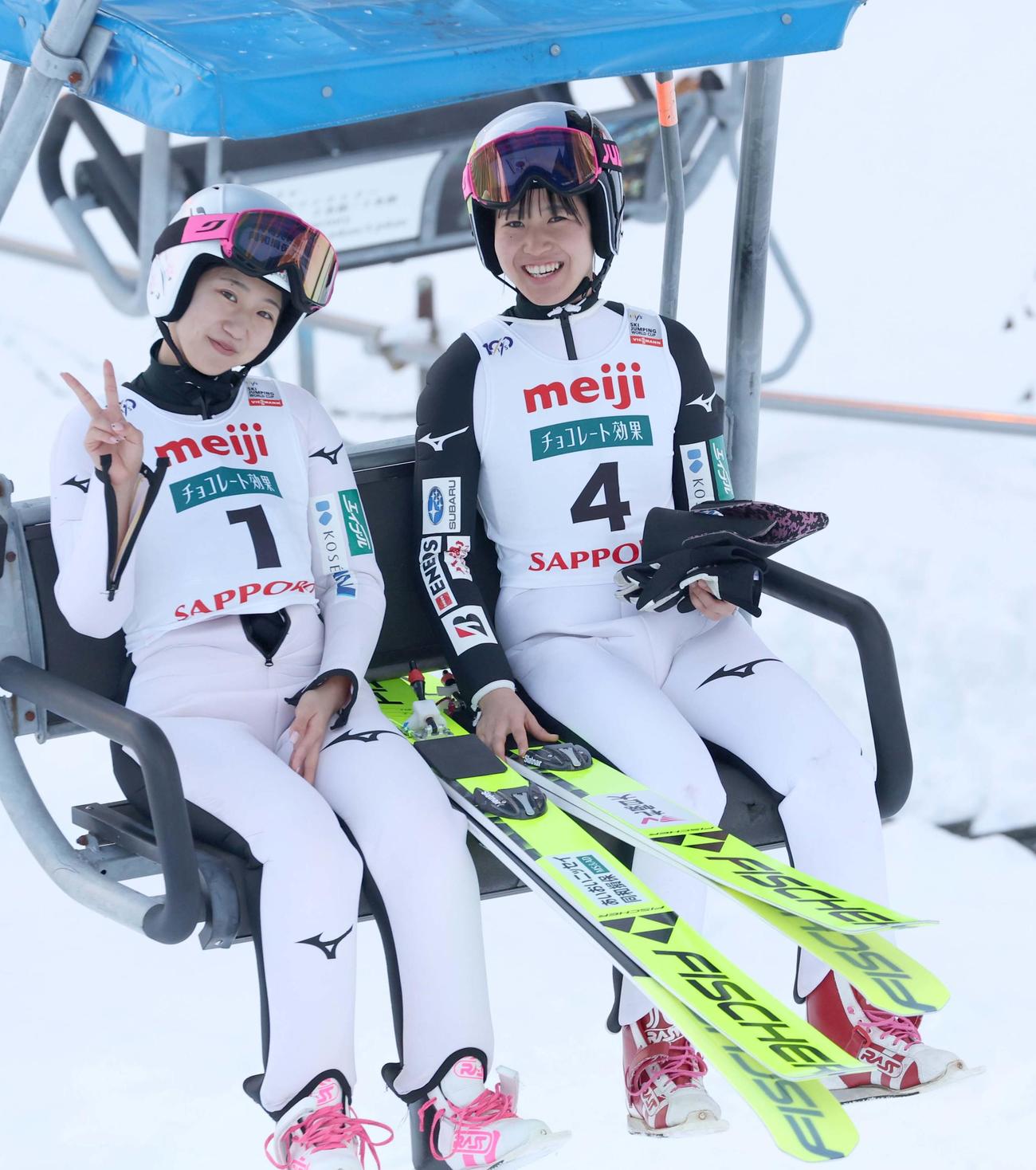 女子ジャンプW杯札幌大会　ラージヒル　公式練習　笑顔でスタート地点に向かう佐藤柚月（右）と桜井梨子　　2024年1月12日