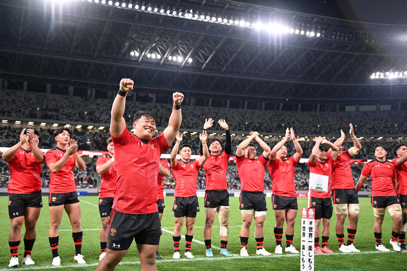 帝京大対明大　優勝を果たし歓喜するフッカー江良（手前）ら帝京大の選手たち（撮影・横山健太）