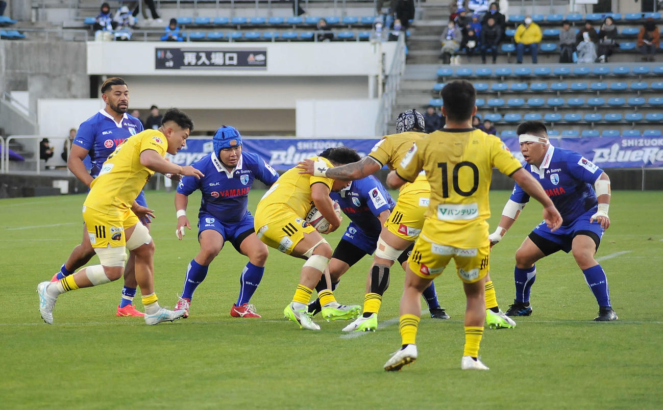 相手攻撃を止めにかかる静岡ブルーレヴズの選手ら（奥）