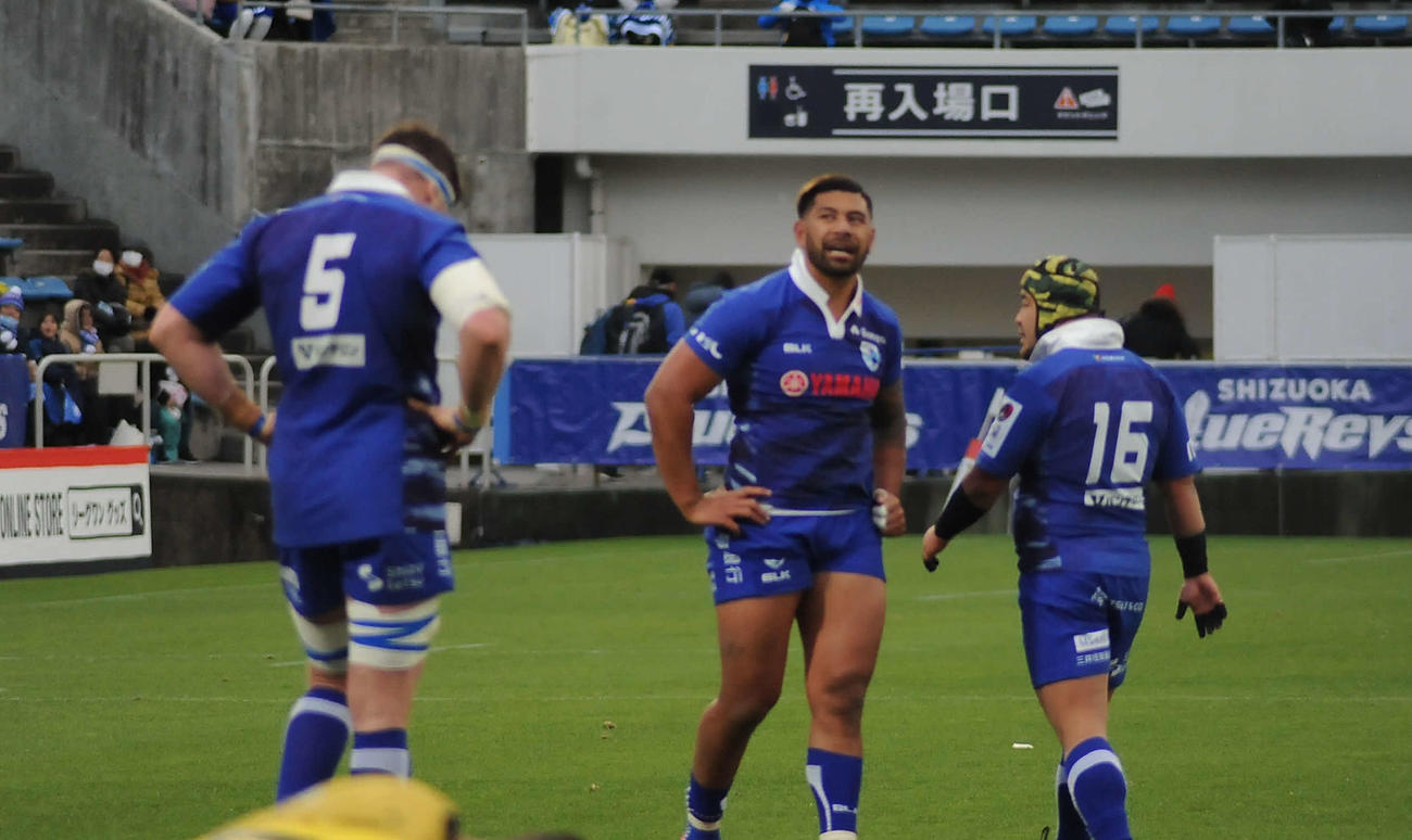 試合に敗れて肩を落とす静岡ブルーレヴズのピウタウ（中央）ら
