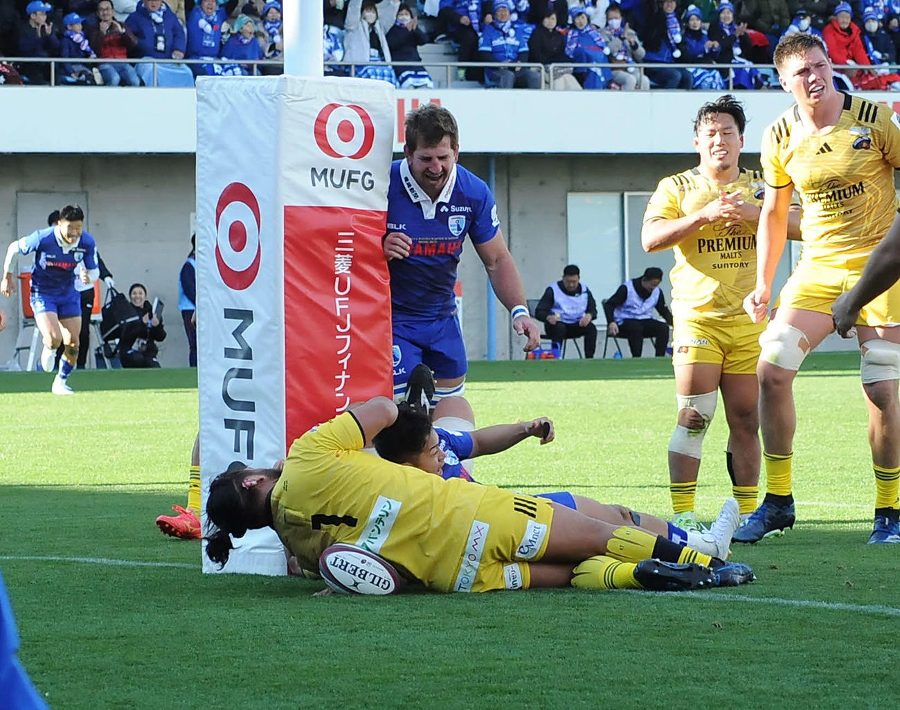 前半28分に公式戦初トライを決めた静岡ブルーレヴズの岡崎（手前から2人目）