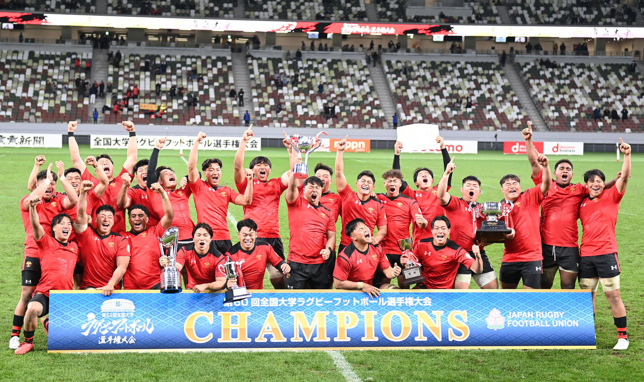 帝京大対明大　優勝し、表彰式で歓喜する帝京大の選手たち（撮影・横山健太）