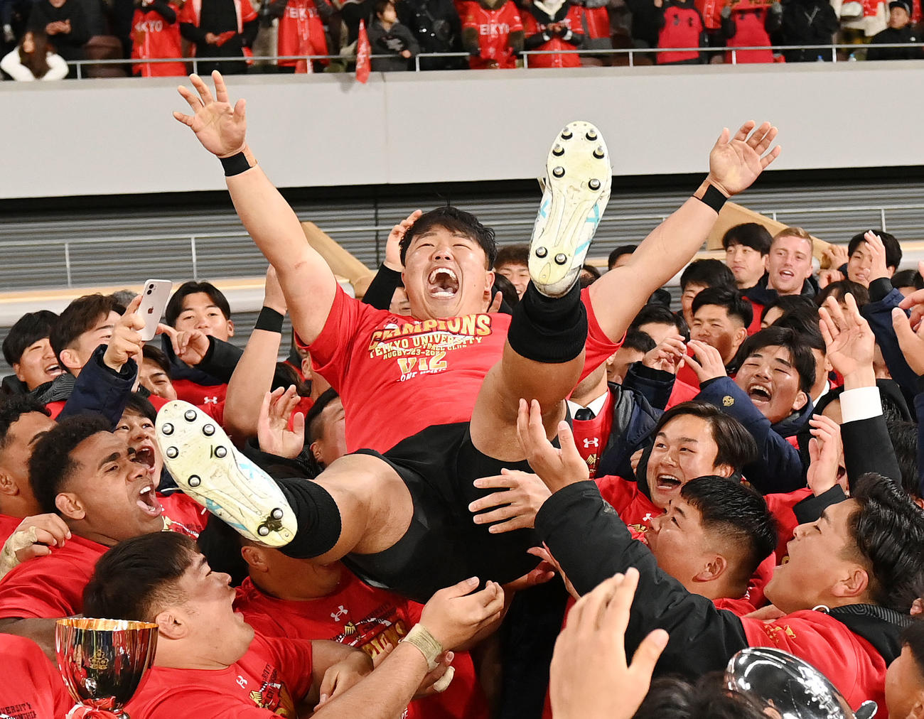 帝京大対明大　優勝を果たしチームメートに胴上げされる帝京大フッカー江良（撮影・横山健太）