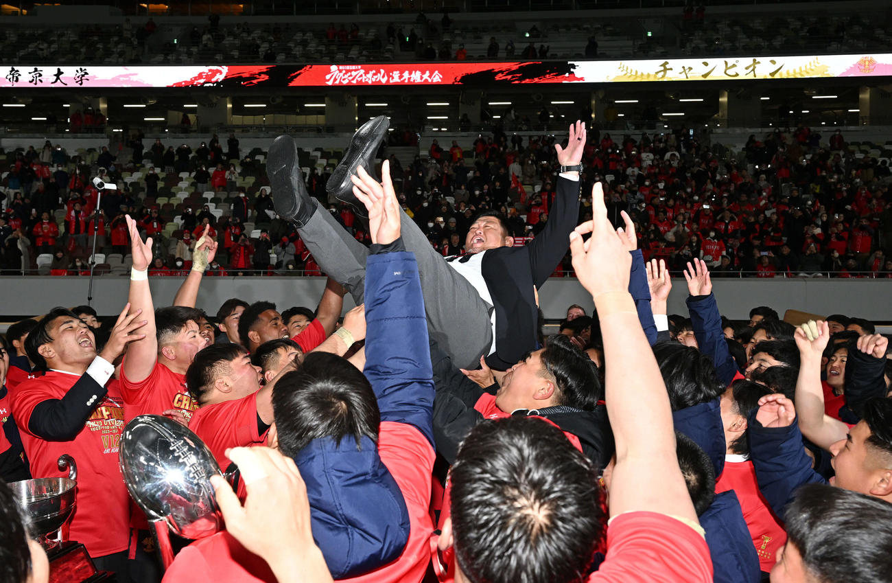 帝京大対明大　優勝を決め胴上げされる帝京大・相馬監督（撮影・滝沢徹郎）