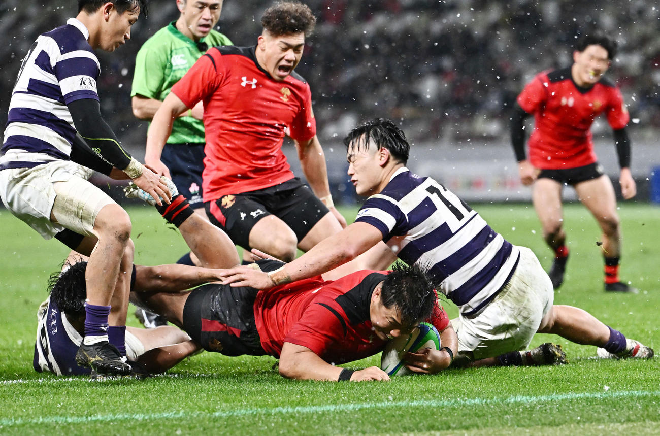 帝京大対明大　後半、トライを決める帝京大フッカー江良（下中央）。下右は明大CTB広瀬（撮影・滝沢徹郎）