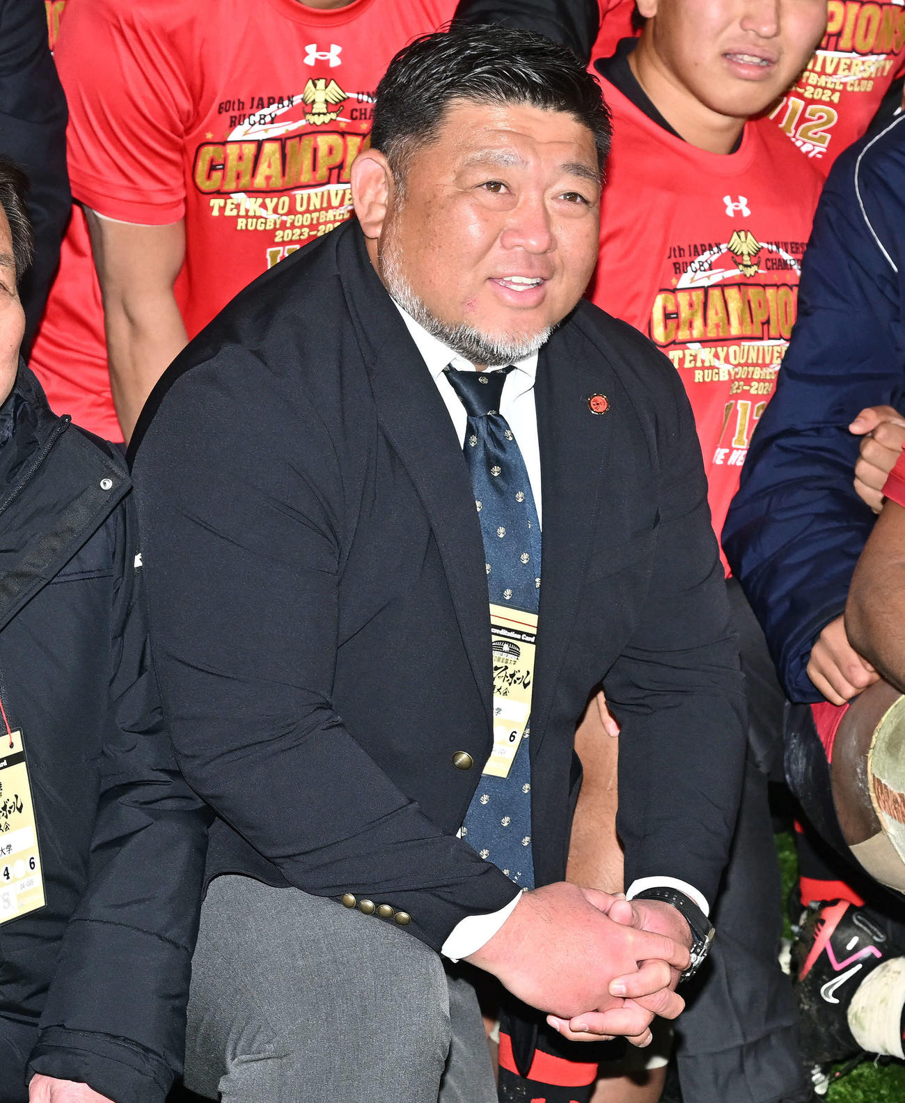 帝京大対明大　優勝を決め記念撮影に臨む帝京大・相馬監督（撮影・滝沢徹郎）