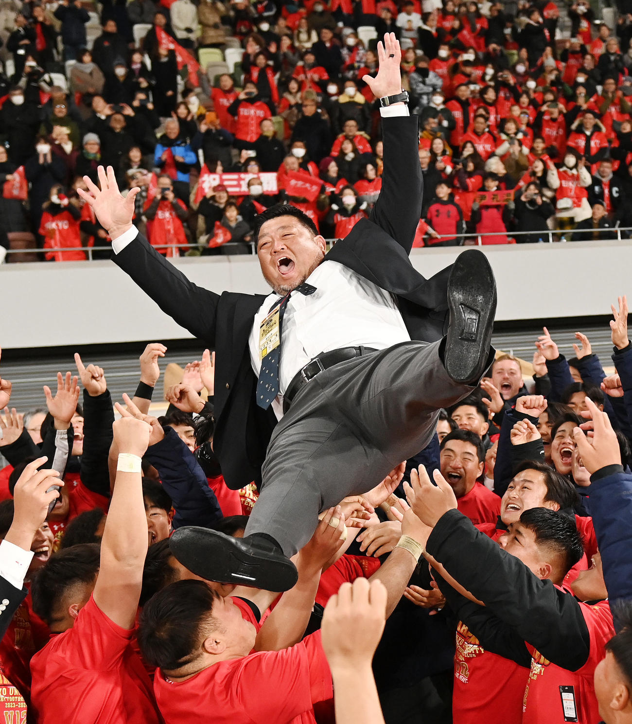帝京大対明大　優勝し選手たちに胴上げされる帝京大・相馬監督（撮影・横山健太）