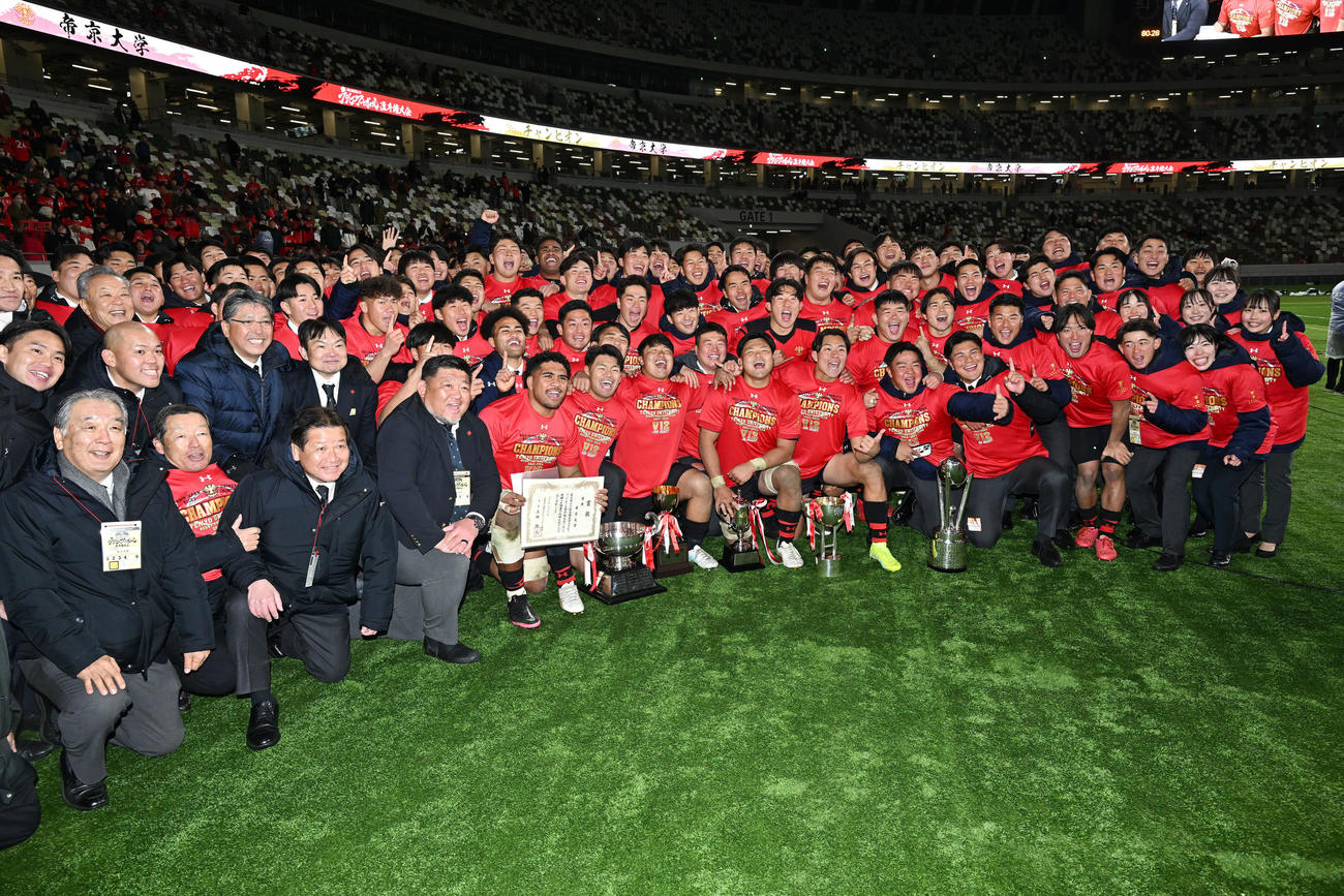 帝京大対明大　優勝を決め記念撮影する帝京大の選手たち（撮影・滝沢徹郎）