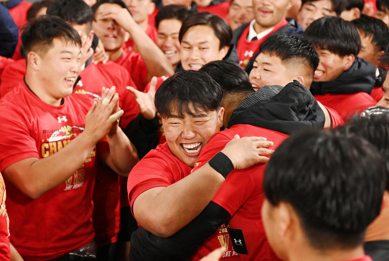 帝京大対明大　優勝を果たしチームメートと抱き合う帝京大フッカー江良（撮影・横山健太）