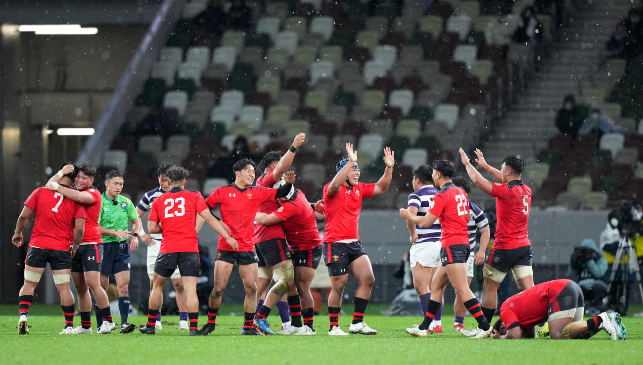 帝京大対明大　優勝を果たし歓喜する帝京大の選手たち（撮影・横山健太）