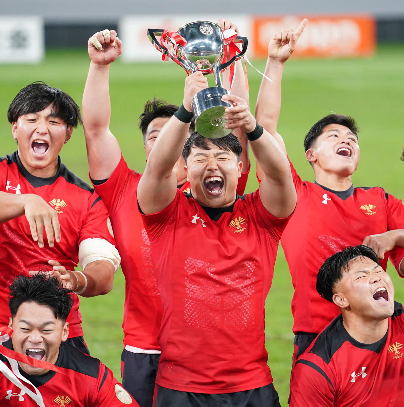 帝京大対明大　優勝を果たし歓喜するフッカー江良（中央）ら帝京大の選手たち（撮影・横山健太）