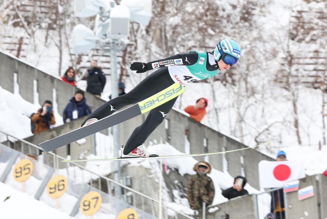 1回目、観客の声援をうけ124・5メートルを飛ぶ伊藤（撮影・黒川智章）