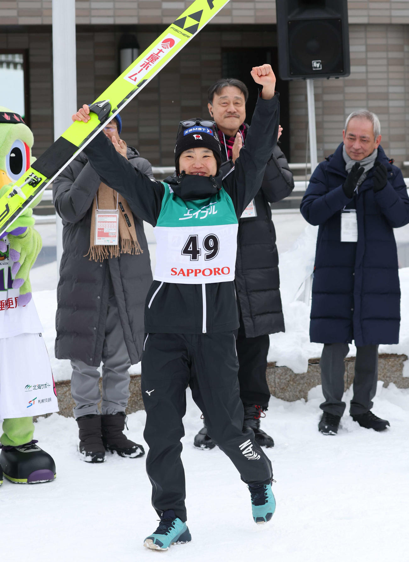 優勝しガッツポーズで表彰台に向かう伊藤（撮影・黒川智章）