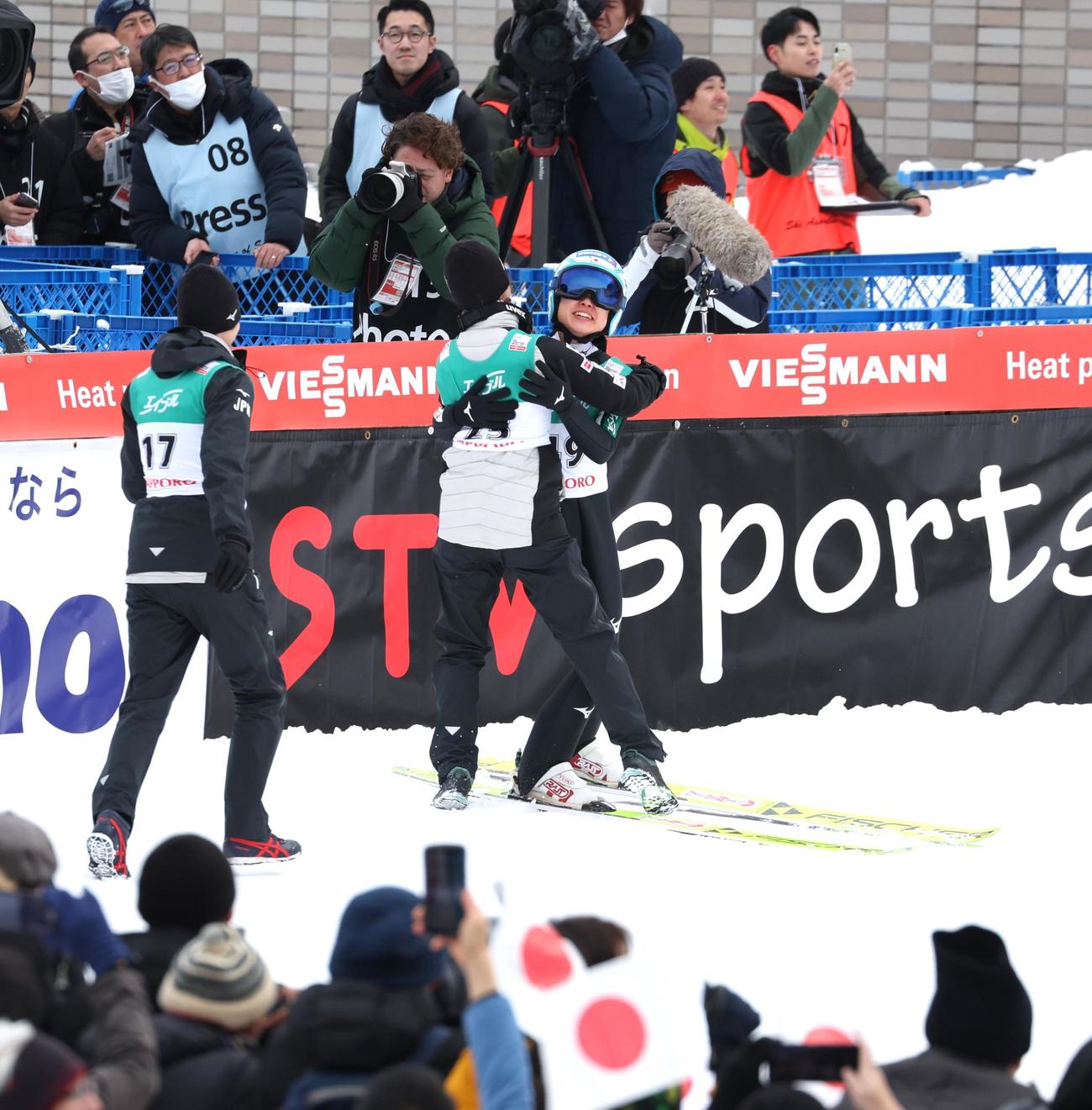 優勝し日本チームと抱き合う伊藤（撮影・黒川智章）