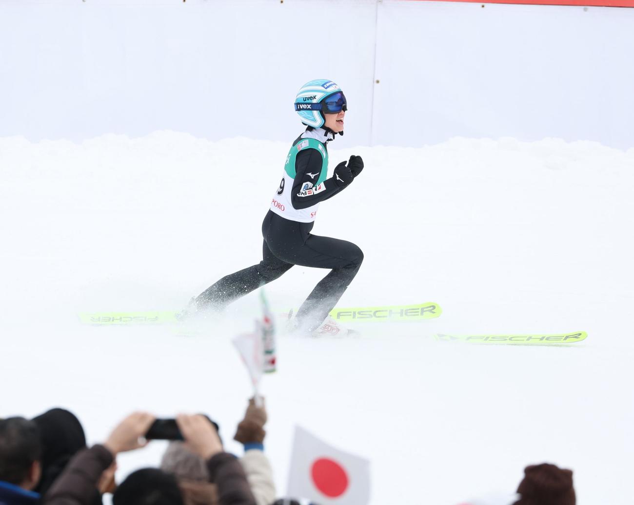 2回目を飛び終え勝利を確信しガッツポーズの伊藤（撮影・黒川智章）