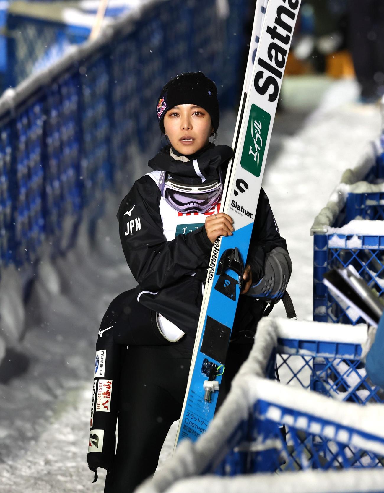 女子ジャンプW杯札幌大会で4位に入り引き揚げる高梨沙羅（24年1月13日撮影）