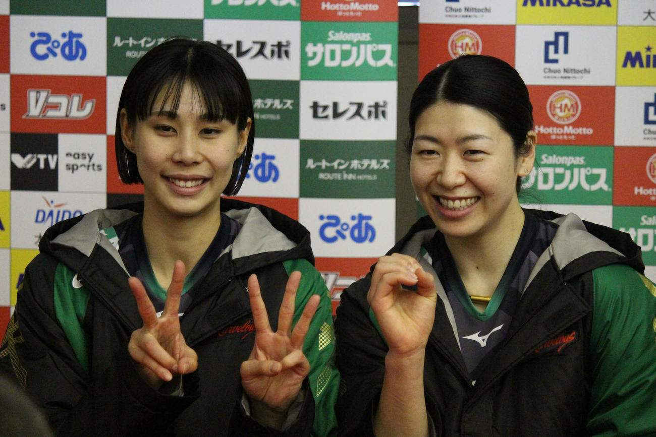 試合後に田中瑞稀（右）とポーズを取る和田由紀子（撮影・勝部晃多）