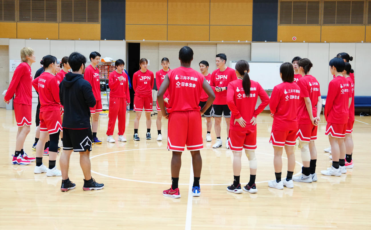 円陣を組むバスケットボール女子日本代表候補の選手たち（2024年1月11日撮影）