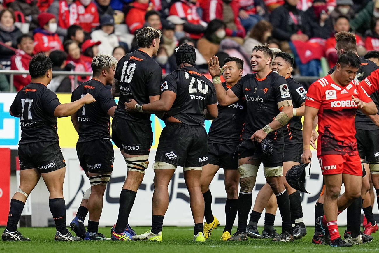 神戸に競り勝ち、喜ぶ東京ベイフィフティーン（共同）