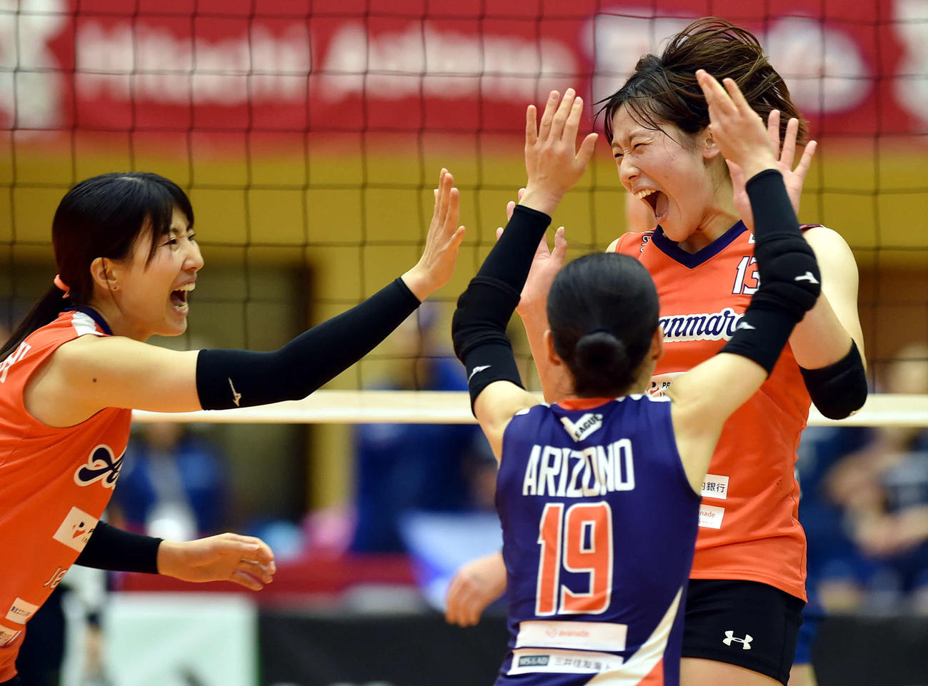 久光対アランマーレ山形　第4S、得点を喜ぶアランマーレ山形・岡村（後方右）（撮影・相沢孔志）