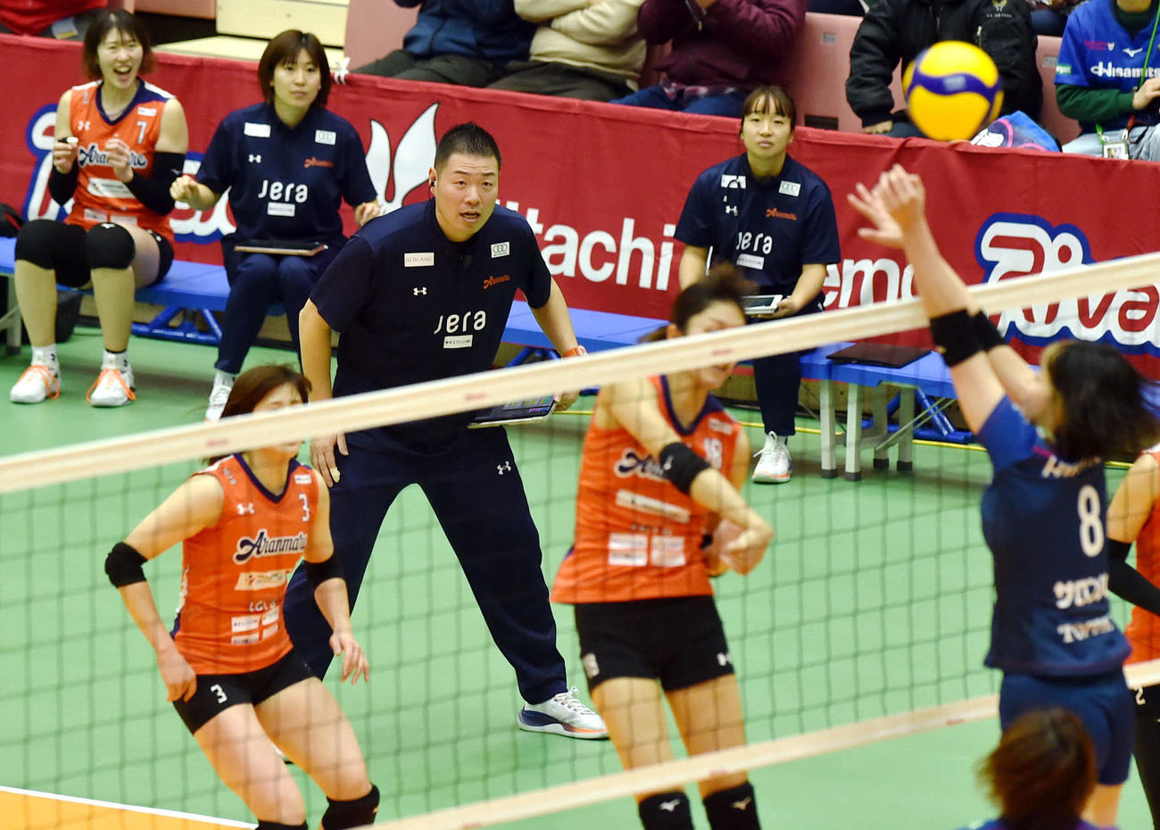 第3S、選手のプレーに熱い視線を送る北原監督（後方）