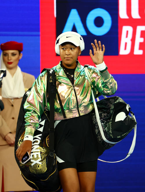 大坂なおみは、フランスのカロリーヌ・ガルシアとの1回戦の前に、観客に手を振って出て行った(ロイター)