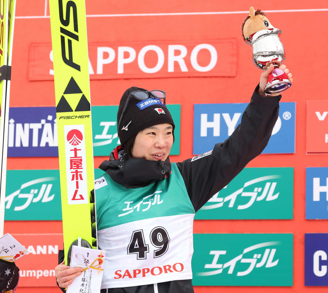 優勝杯を笑顔で掲げる伊藤（撮影・黒川智章）