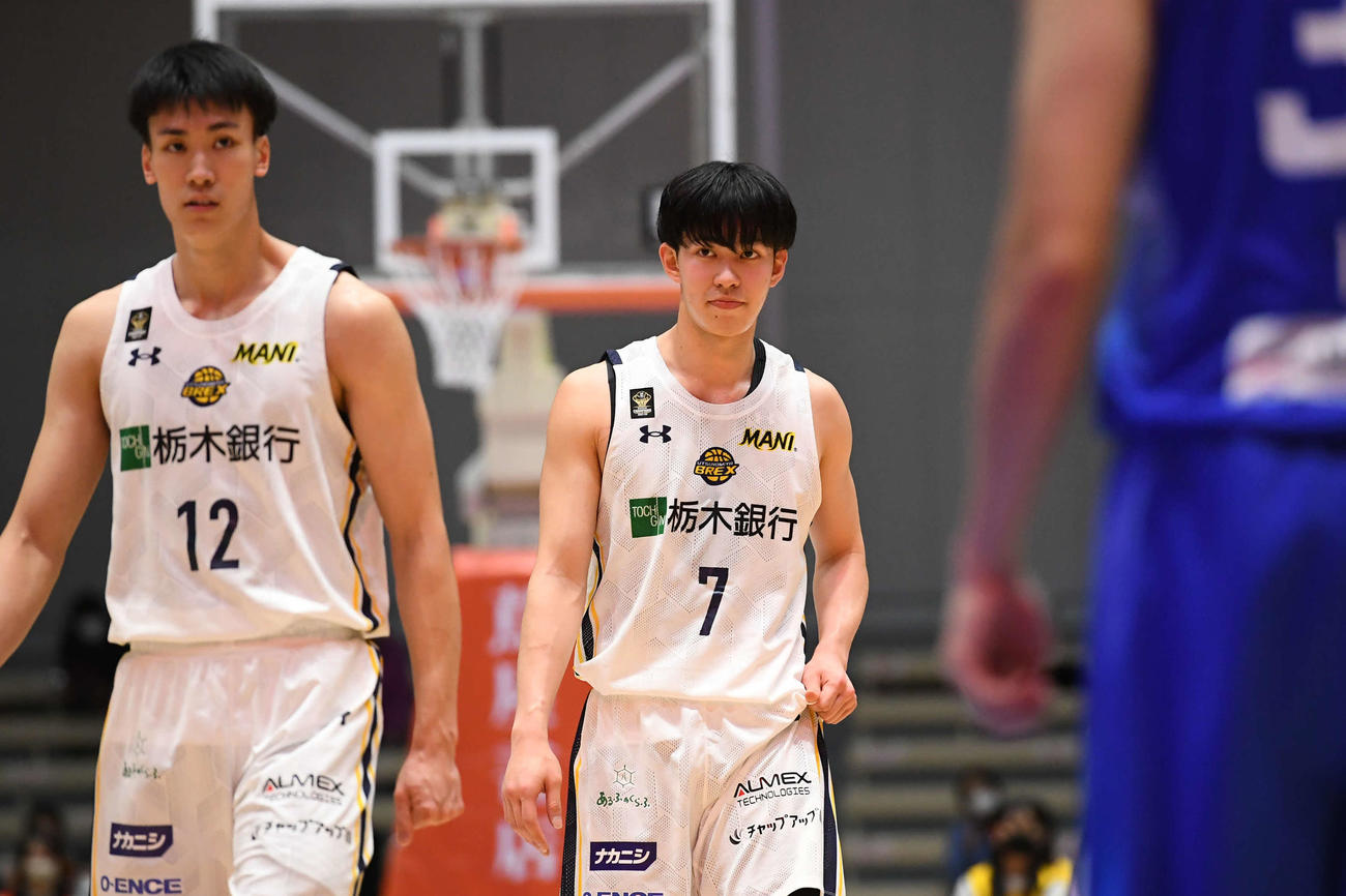 宇都宮ブレックスとプロ契約を結んだ小川敦也。左は高島紳司。写真は昨年2月5日の新潟宇都宮戦（コピーライトB.LEAGUE）