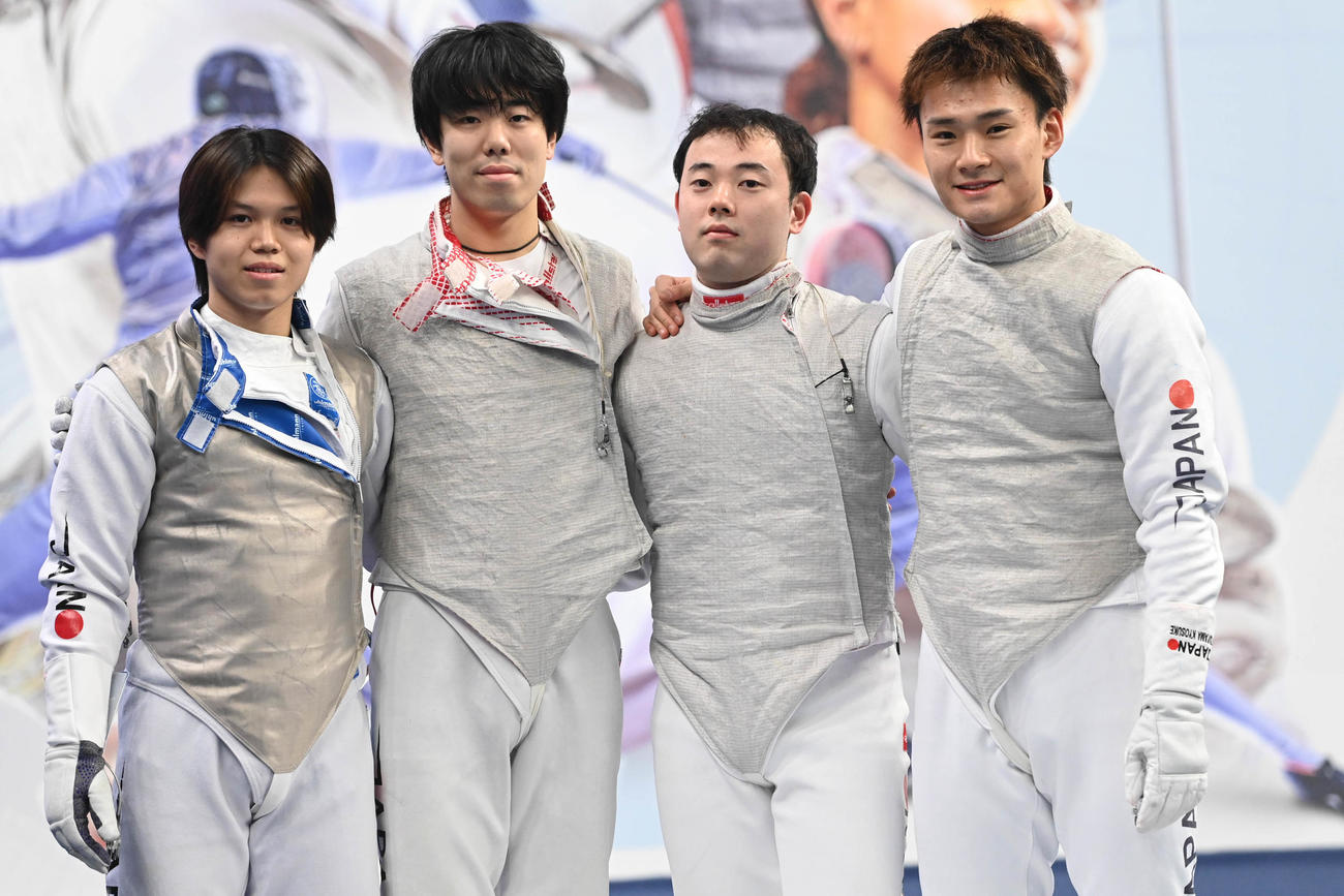 フェンシングのパリ五輪出場権を獲得した男子フルーレ日本。左から飯村一輝、敷根崇裕、永野雄大、松山恭助（日本協会提供）