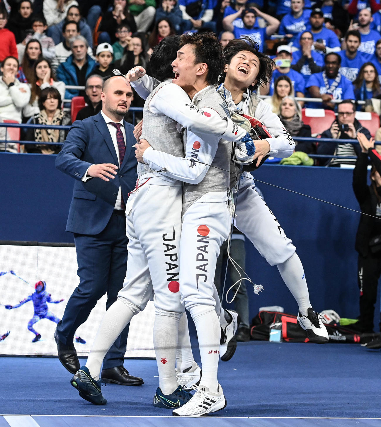 フェンシングのW杯パリ大会で準優勝。勝利した試合で喜ぶ男子フルーレ日本の松山恭助主将（中央）飯村一輝（右）ら（日本協会提供）