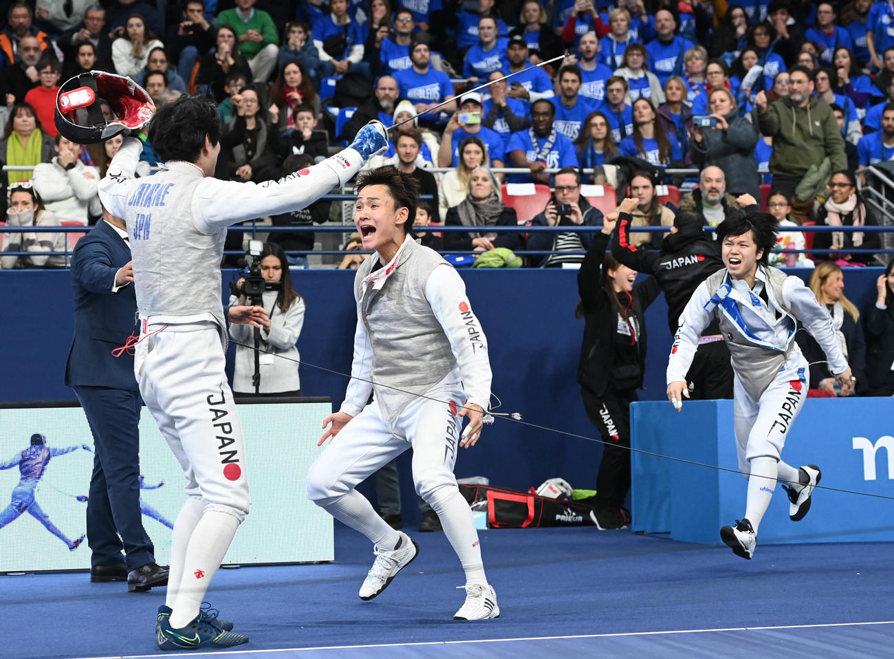フェンシングのW杯パリ大会で準優勝。勝利した試合で喜ぶ男子フルーレ日本の松山恭助主将（中央）ら（日本協会提供）