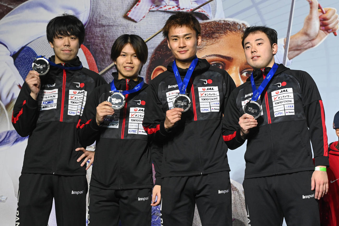 フェンシングのパリ五輪出場権を獲得した男子フルーレ日本。左から敷根崇裕、飯村一輝、松山恭助、永野雄大（日本協会提供）
