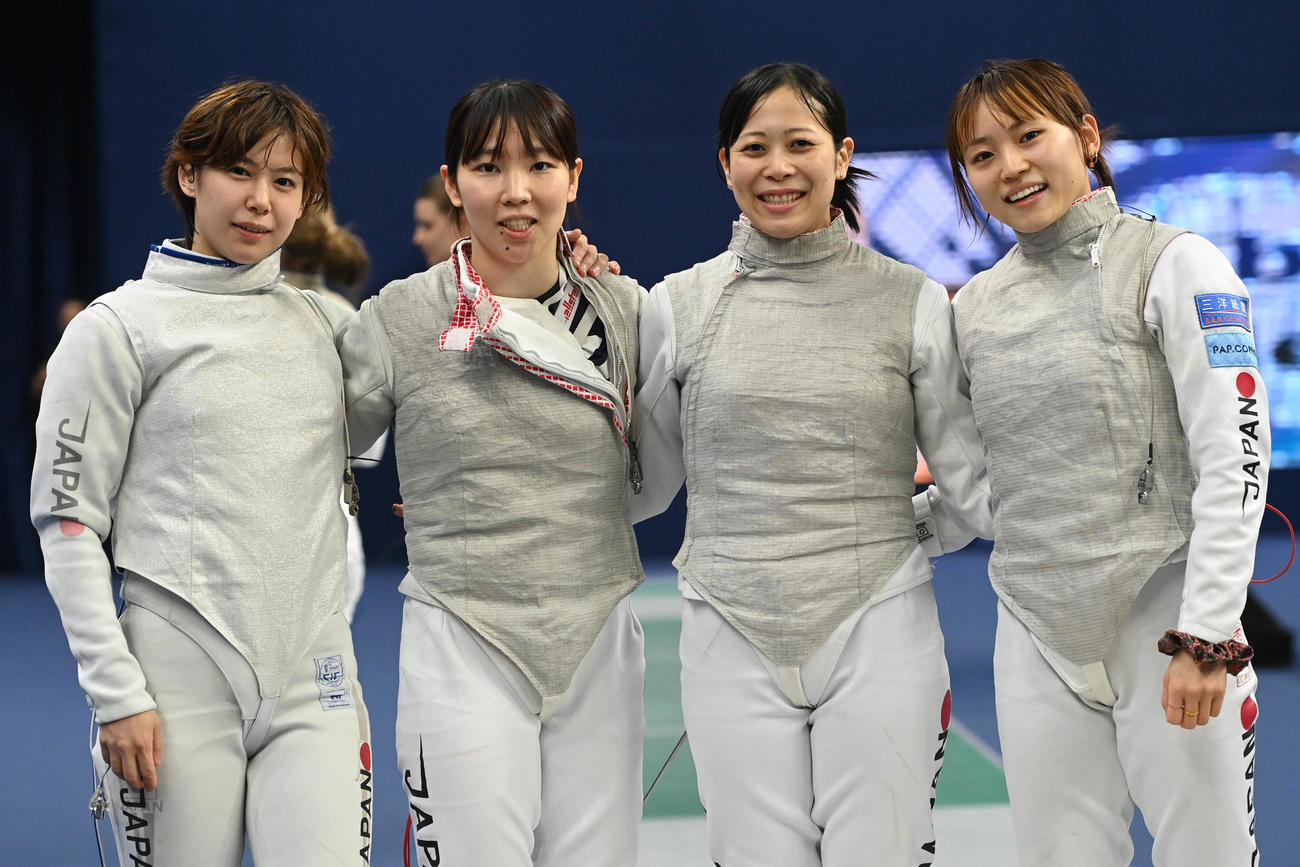 フェンシングのパリ五輪出場権を獲得した女子フルーレ日本。左から宮脇花綸、上野優佳、菊池小巻、東晟良（日本協会提供）