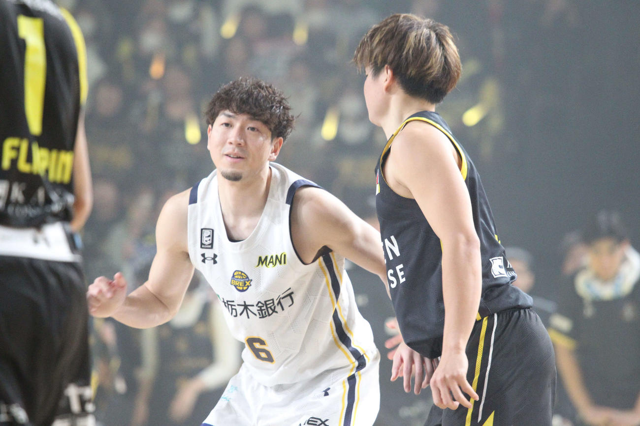群馬対宇都宮　群馬の辻直人とマッチアップする宇都宮の比江島慎（撮影・沢田啓太郎）